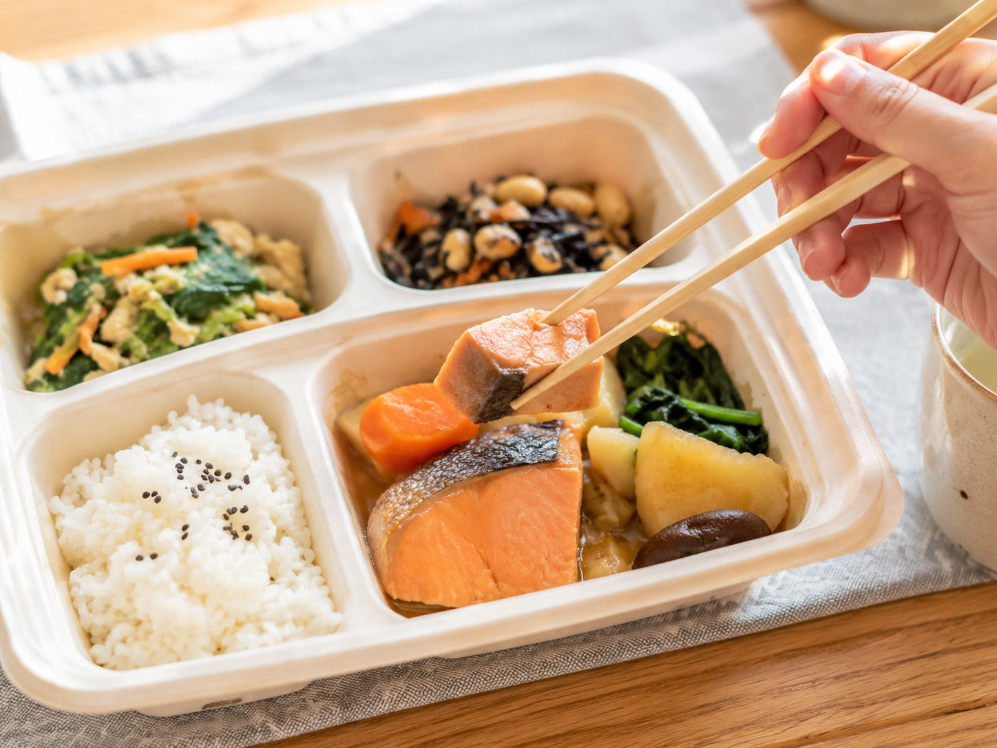 箸で料理を取り分ける様子